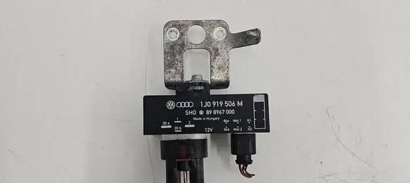 Skoda Fabia Mk2 (5J) Glow plug pre-heat relay 1JO919506M