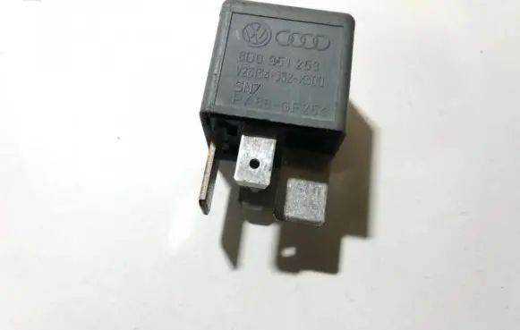 Volkswagen PASSAT B5.5 Other relay 8d0951253 v23134-j52-x300