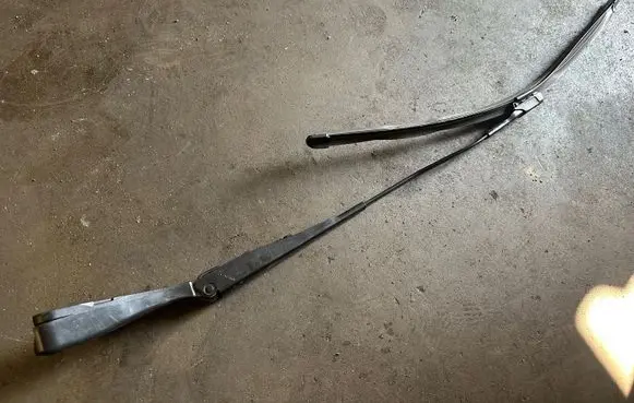 Mercedes-Benz C W205 Front wiper blade arm W000051783 AL231