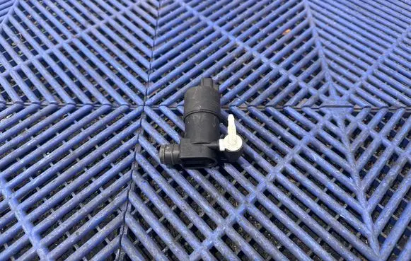 Toyota C-HR I Windscreen/windshield washer pump 85330F4011 65330