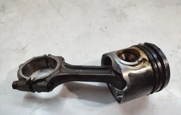 KIA Sorento Piston with connecting rod