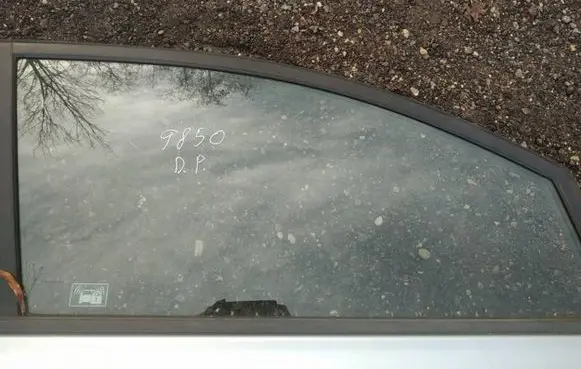 Honda FR-V Front door window glass four-door