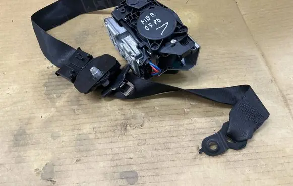 Mercedes-Benz E W211 Front seatbelt 2118605686