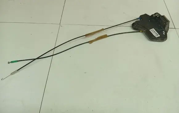 Toyota Corolla Verso AR10 Front door lock 