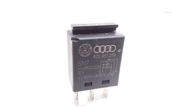 Skoda Octavia Mk2 (1Z) Hazard warning light relay 8Z0951253