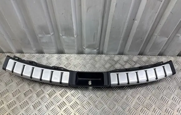 Trunk/boot sill cover protection