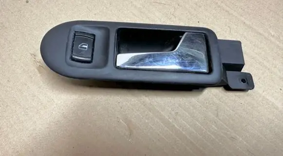 Volkswagen PASSAT B5.5 Front door interior handle 3B837114