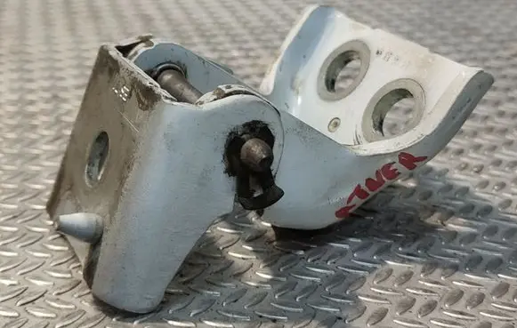 Citroen Berlingo Front door lower hinge 