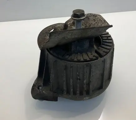 Engine mount bracket