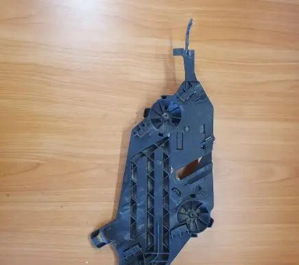 Headlight/headlamp mounting bracket