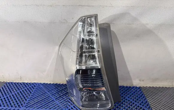 Toyota Prius+ (ZVW40) Rear/tail lights E1313089