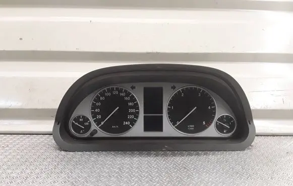 Mercedes-Benz B W245 Speedometer (instrument cluster) 1031098110