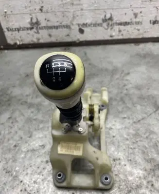 KIA Ceed Gear shifter/selector 437001H200
