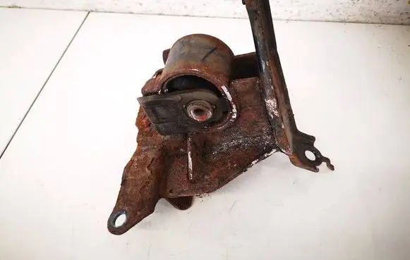 Toyota Yaris Engine mount bracket 