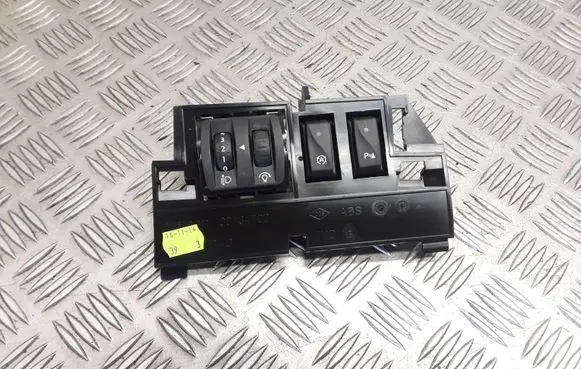 Renault Captur Headlight level height control switch 00134702