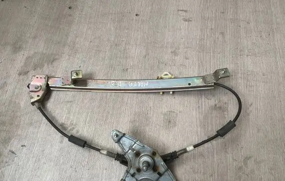 Rear door manual window regulator