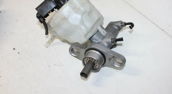 Audi Q7 4L Master brake cylinder