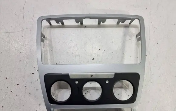 Skoda Octavia Mk2 (1Z) Radio/GPS head unit trim 
