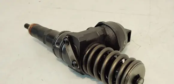 Volkswagen Golf V Fuel injector 038130073AG 0414720215
