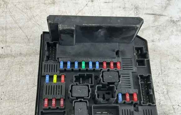 Nissan Qashqai Fuse module 284B7JD00B 519228324 1018563643