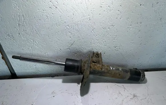 Volkswagen PASSAT B6 Front shock absorber/damper
