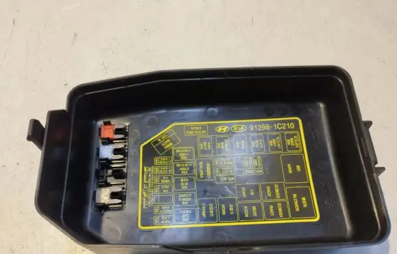 Hyundai Getz Fuse box cover 912981C210
