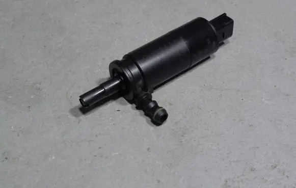 Volkswagen Golf V Headlight washer pump 3B7955681