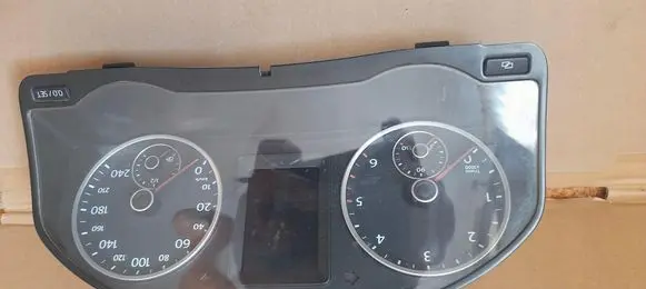 Volkswagen Tiguan Speedometer (instrument cluster) 5N0920871C