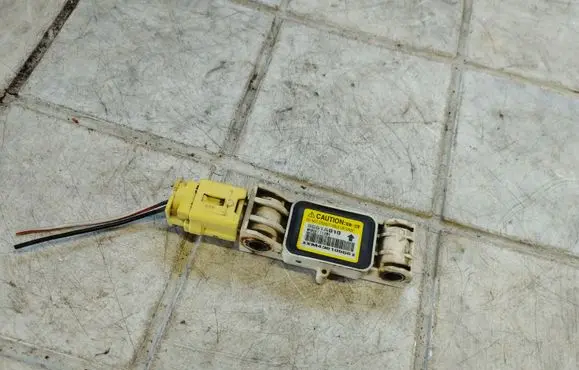 Mitsubishi Grandis Airbag deployment crash/impact sensor 8651A010 W002T11281