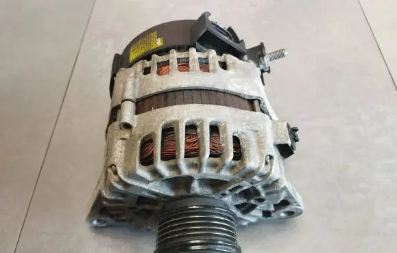 Hyundai ix35 Generator/alternator 373002A650