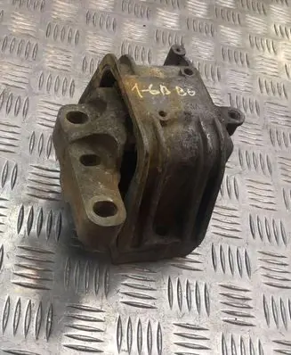 Volkswagen PASSAT B6 Engine mount bracket 3G18372