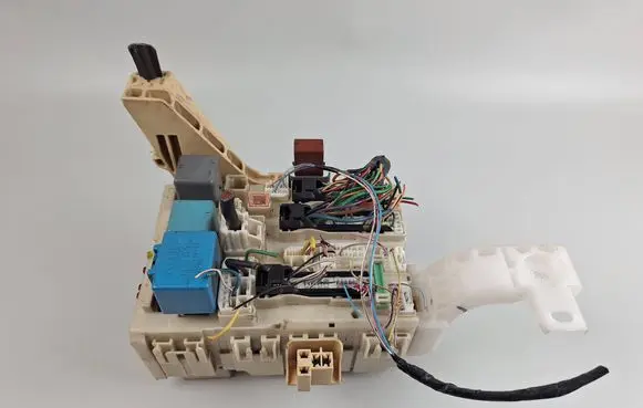 Toyota Yaris Fuse module 8273052341