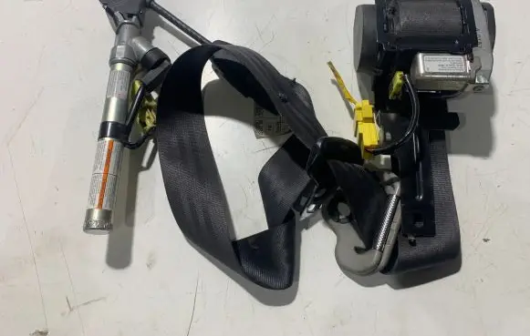 Honda FR-V Front seatbelt 0433172