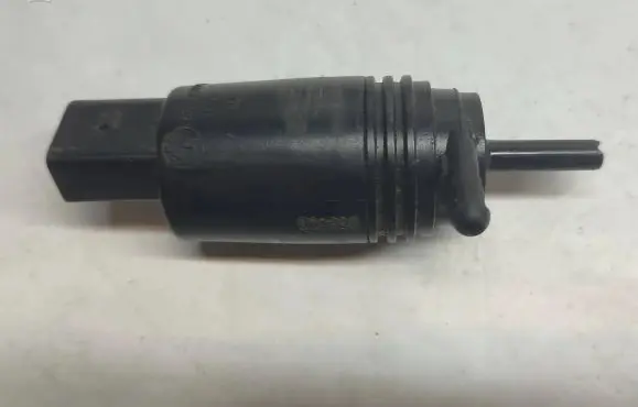 BMW 5 E39 Windscreen/windshield washer pump 8377612