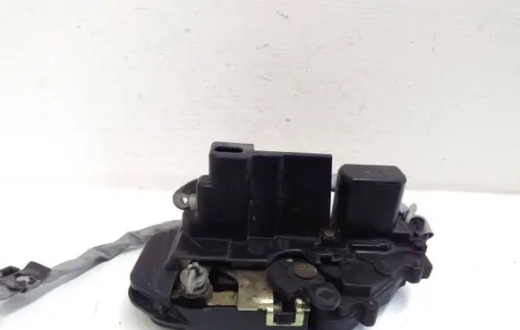 KIA Carens I Front door lock