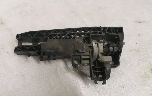 Audi Q7 4M Front door exterior handle/bracket 4M0837886A