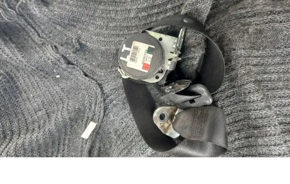 Opel Zafira B Rear seatbelt 
