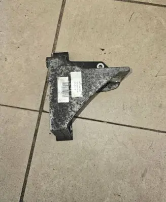 Engine mounting bracket