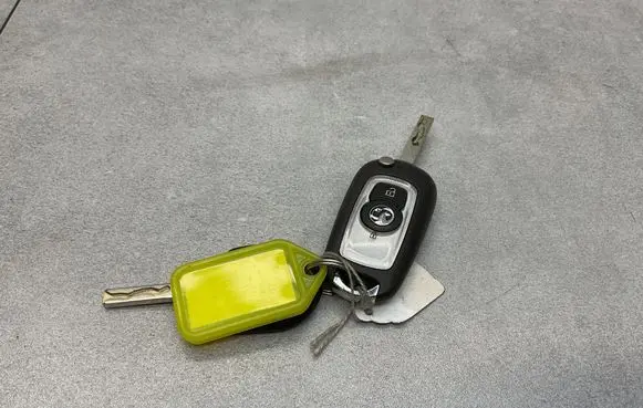 Opel Astra K Ignition key/card 