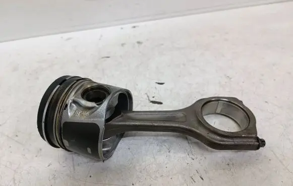 Peugeot 208 Piston with connecting rod