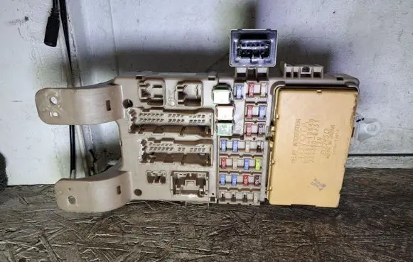Toyota Corolla E120 E130 Fuse module 8264113040 2323000231
