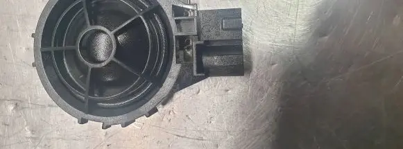Front door high frequency speaker