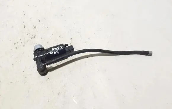 Volvo XC40 Windscreen/windshield washer pump 32237970