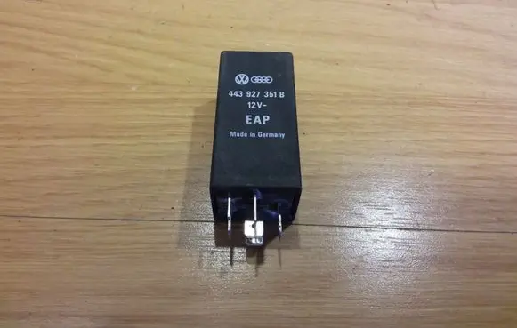 Audi 80 90 S2 B4 Seat heating relay 443927351B 297