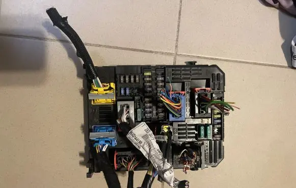 Citroen C4 II Fuse module 9832881080