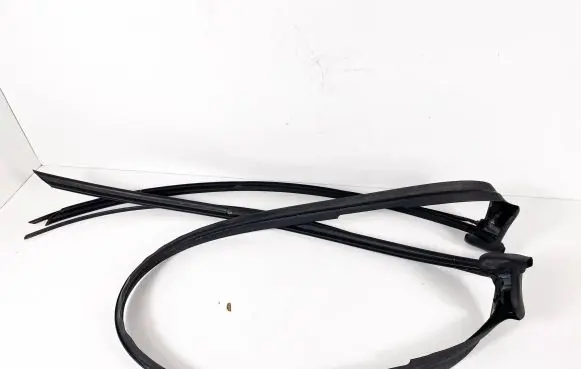 BMW 3 E92 E93 Rubber seal front coupe door window 7119111 51767119111