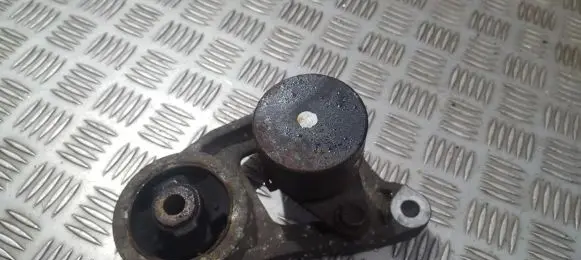 Toyota RAV 4 (XA30) Engine mount bracket