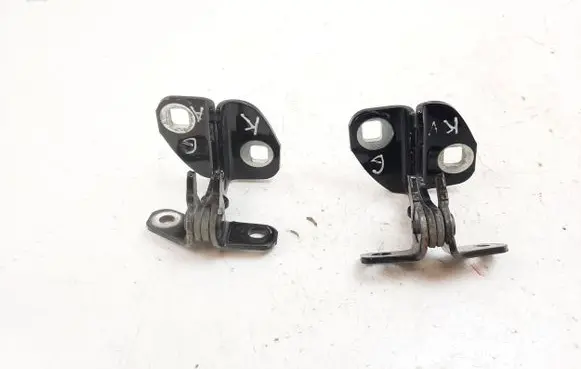 Cadillac Escalade IV Rear door lower hinge