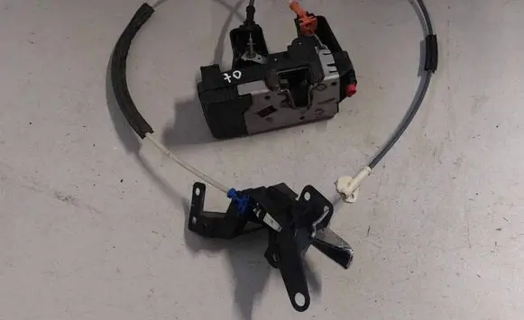 Opel Zafira A Rear door lock DS24414134