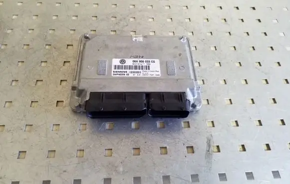 Volkswagen Touran I Engine control unit/module 06A906033G 5WP4020903